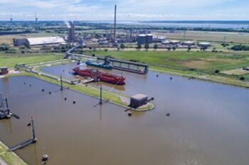 Produktionsanlage der Yara Brunsbüttel GmbH und der Hafen Ostermoor der Brunsbüttel Ports GmbH