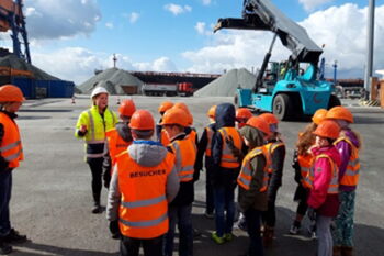 Junge Besucher im Elbehafen