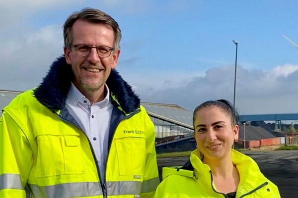 v.l.n.r. Frank Schnabel (Geschäftsführer der Brunsbüttel Ports GmbH / SCHRAMM group) und Lara Skeiker (Klimaschutz- und Nachhaltigkeitsbeauftragte) vor den Windenergieanlagen der Brunsbüttel Ports GmbH
