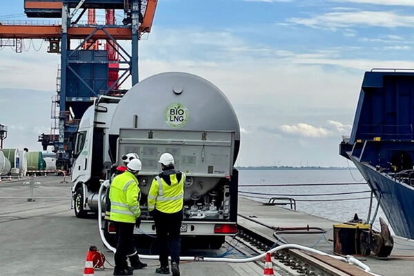 v.l.n.r. Frank Schnabel (Geschäftsführer der Brunsbüttel Ports GmbH / SCHRAMM group) und Lara Skeiker (Klimaschutz- und Nachhaltigkeitsbeauftragte) vor den Windenergieanlagen der Brunsbüttel Ports GmbH