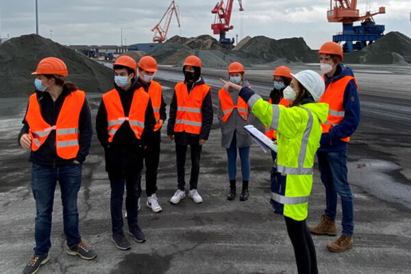 v.l.n.r. Frank Schnabel (Geschäftsführer der Brunsbüttel Ports GmbH / SCHRAMM group) und Lara Skeiker (Klimaschutz- und Nachhaltigkeitsbeauftragte) vor den Windenergieanlagen der Brunsbüttel Ports GmbH
